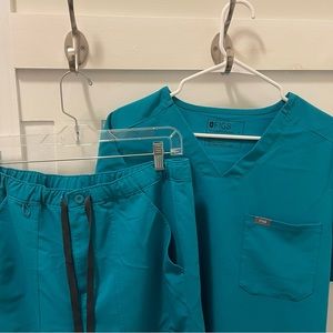 Men’s figs scrub set size medium, color teal blue.